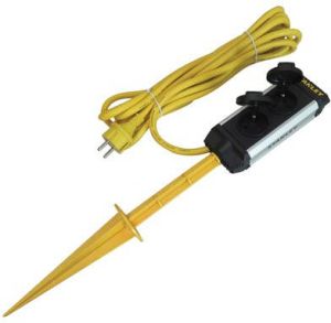 Stanley 2-VOUDIGE STEKKERDOOS "GROUND SPIKE" MET KLAPDEKSELS EN GRONDPIN